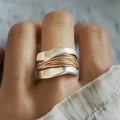 Silverring med Guldiga Accenter – Modernt Vriddesign & Tidlös Elegans